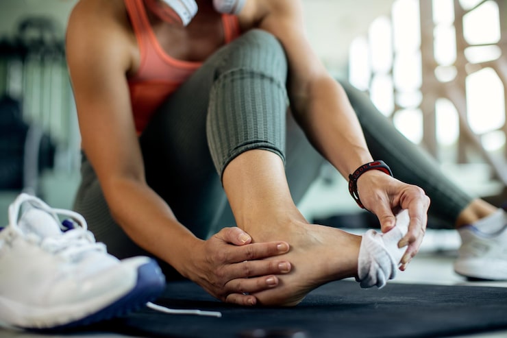 Mujer deportista con una lesión en el pie durante un entrenamiento, atendida en la Unidad de Pie y Tobillo de Novotrauma