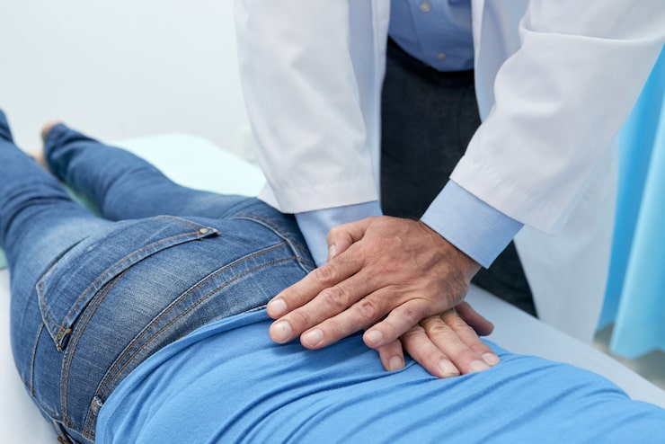 Paciente recibiendo tratamiento manual en la espalda durante su recuperación en Novotrauma