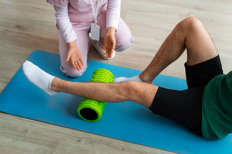 Médico acompañando a un paciente en su rehabilitación para un retorno seguro al deporte