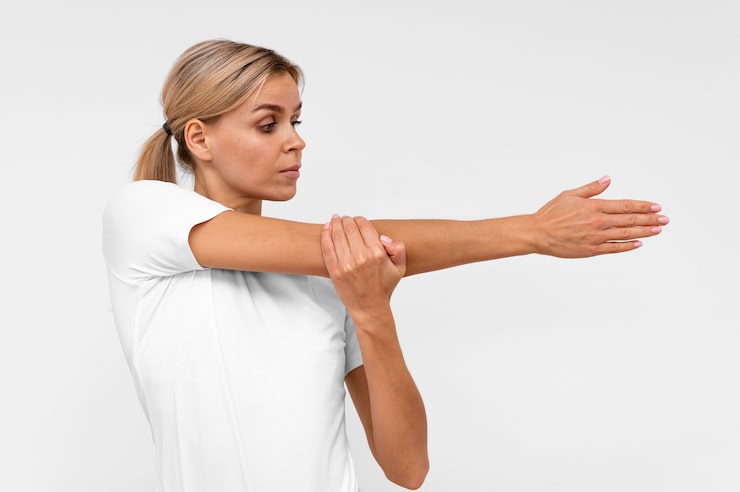 Mujer realizando ejercicios de fisioterapia de brazo y codo en la Unidad de Codo de Novotrauma, Lima