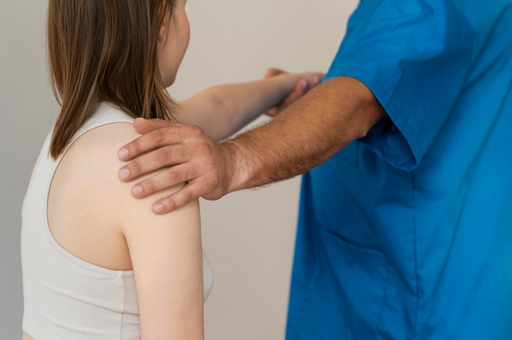 Paciente recibiendo tratamiento manual durante su recuperación en Novotrauma