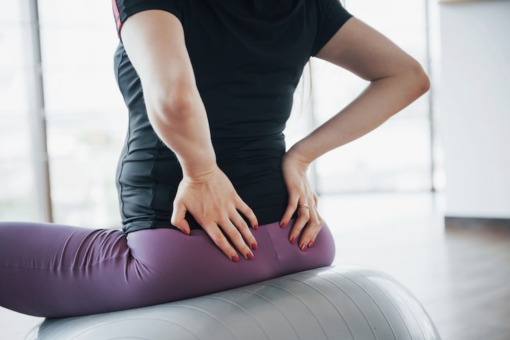Mujeres realizando ejercicios de movilidad con pelota en la Unidad de Cadera de Novotrauma, Lima